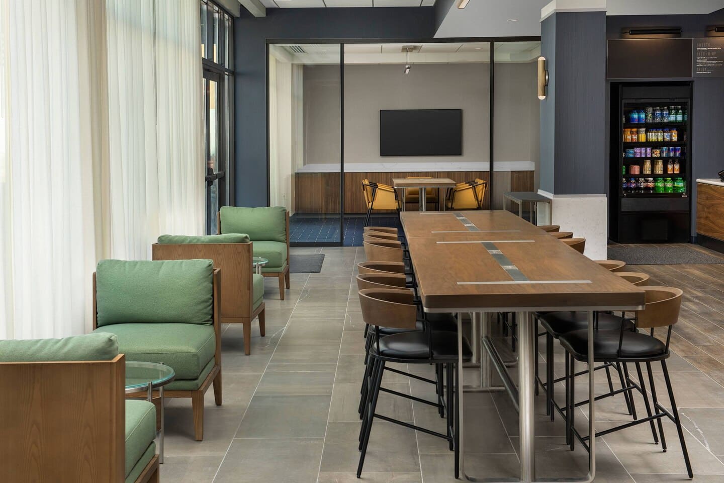 Courtyard by Marriott Perry Crossing Communal Table